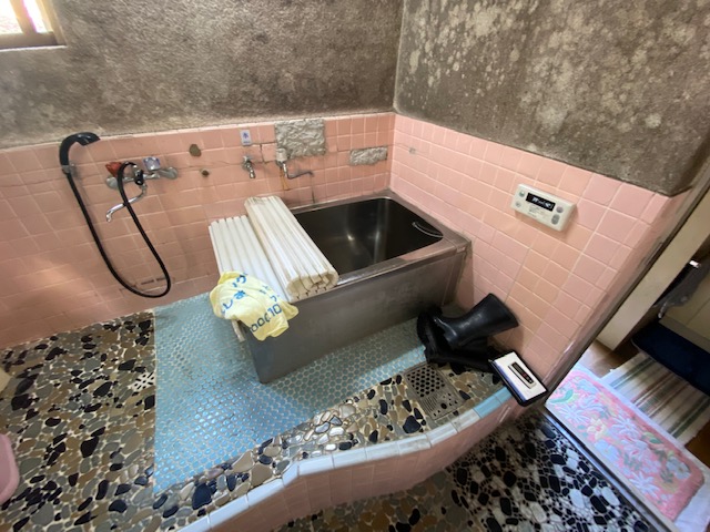 段差のあるタイル張りの浴室